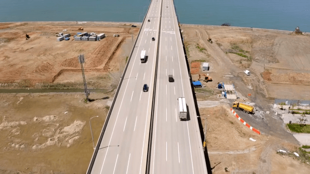 해안 지역을 가로지르는 고속도로