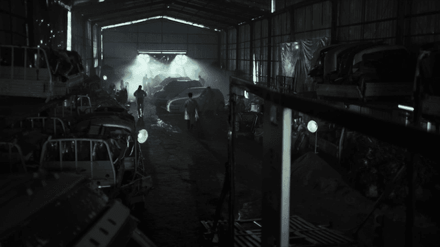 낡은 자동차가 있는 어두운 창고