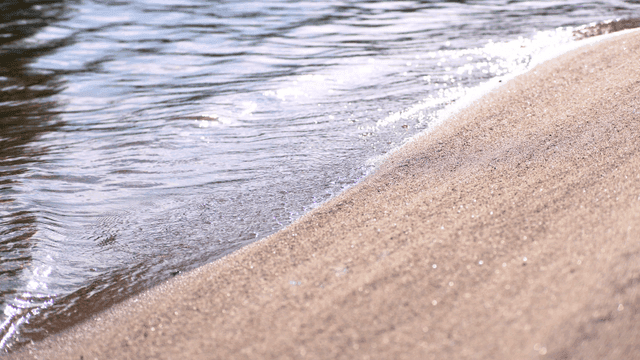 잔잔한 물결이 있는 고요한 강