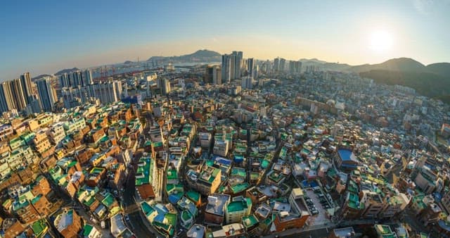 낮부터 밤까지 건물이 밀집한 동네의 풍경