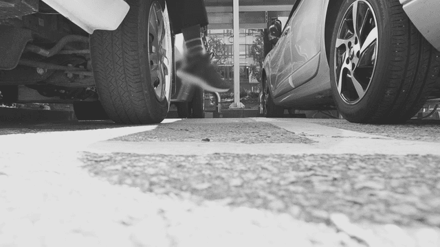 주차된 차에서 내리는 사람