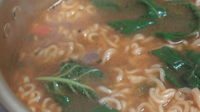 깻잎이 들어간 한국 라면