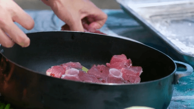 야외에서 고기 준비하기