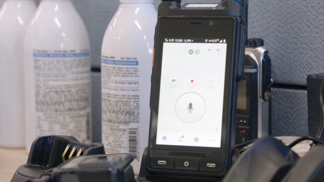 주변 소음을 녹음 중인 전자 기기