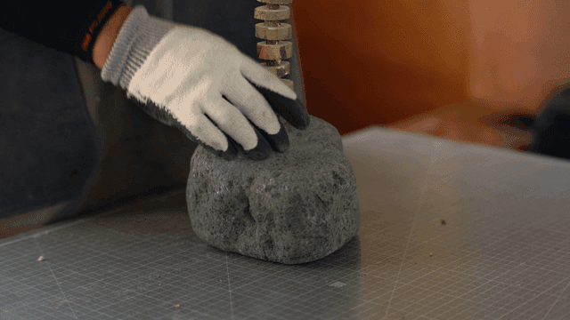 실내에서 돌을 다루는 사람