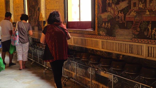 방문객들이 사원 복도에서 공물을 바치는 모습