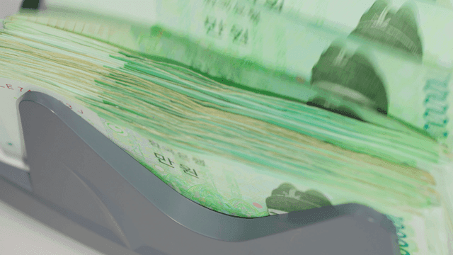 Counting machine processing banknotes