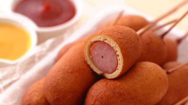 단면이 보이는 핫도그를 집는 장면