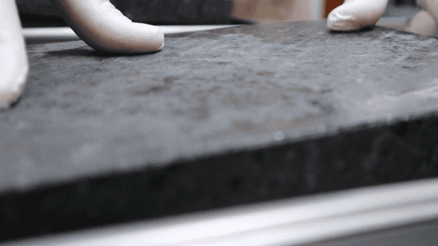 면으로 감싼 요거트 위에 돌을 올려놓는 장면