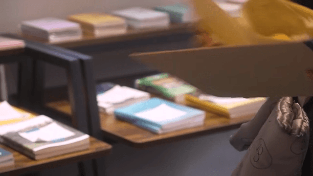 서점에서 사인을 부탁하는 여성