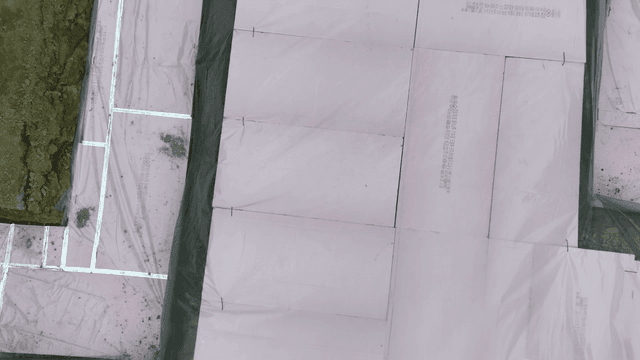 분홍색 단열재가 있는 건설 현장