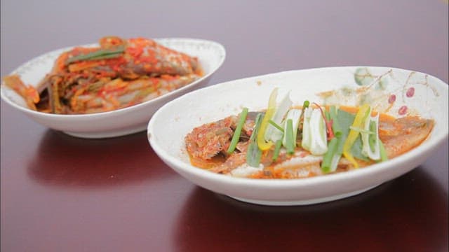 테이블 위 접시에 담긴 참조기 조림