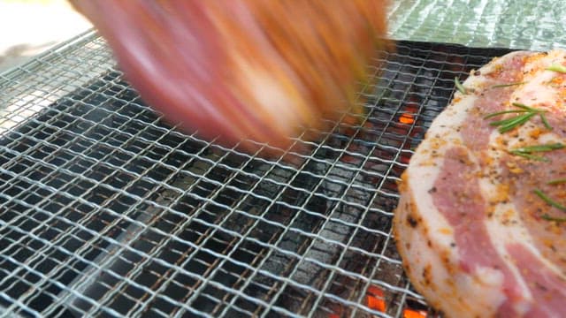 숯불 위에서 구워지는 육즙 가득한 양념 스테이크