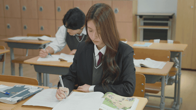교실에서 공부하는 학생들