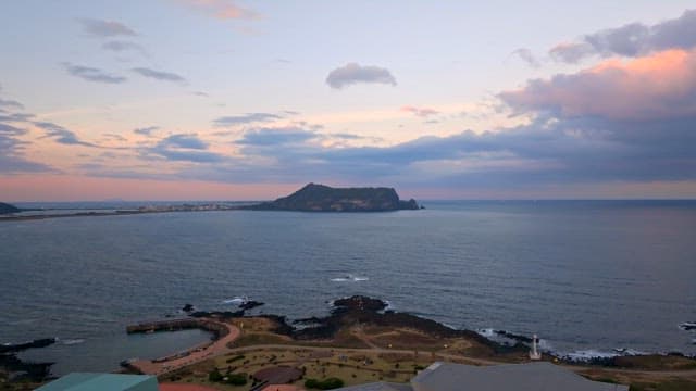 고요한 바다와 섬의 일몰 풍경