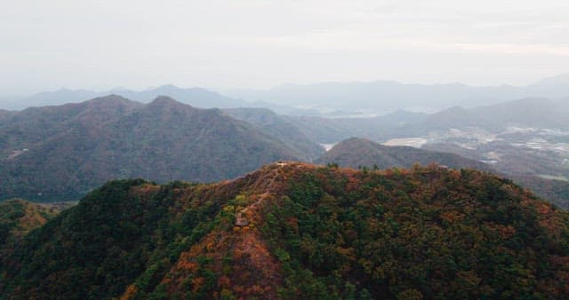 산등성이 너머의 강변 마을