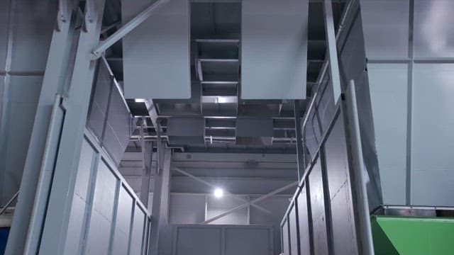 큰 혼합 플라스틱 더미가 있는 실내 플라스틱 재활용 시설