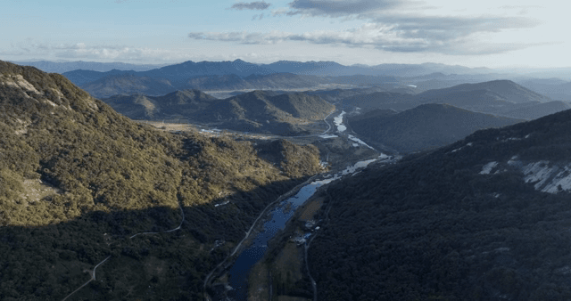 강이 흐르는 광활한 산 풍경
