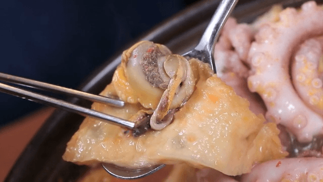 어묵탕 속 어묵과 꼬막 먹기