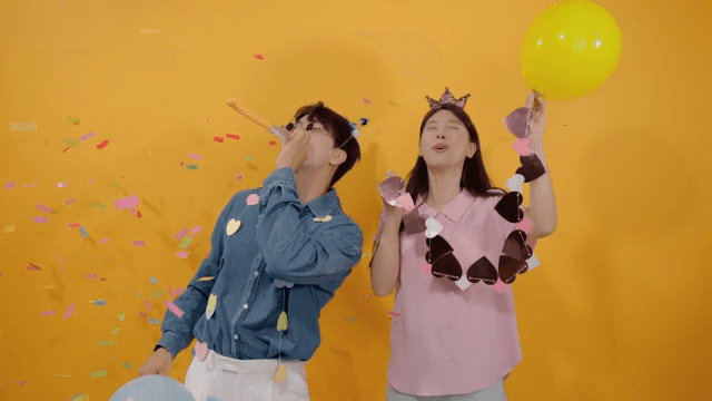 풍선을 들고 축하하는 두 명의 행복한 사람