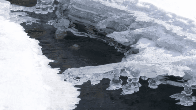 얼음이 형성된 흐르는 강