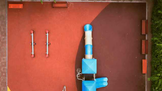 미끄럼틀과 시소가 있는 화려한 놀이터