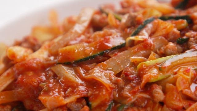 매콤한 볶음 소스가 올라간 국수 요리