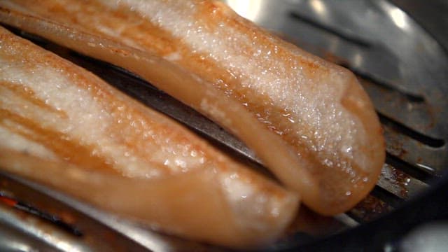 금속 그릴에 구워지는 돼지껍데기