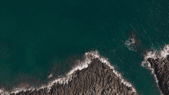 파도가 부딪히는 바위 해안선