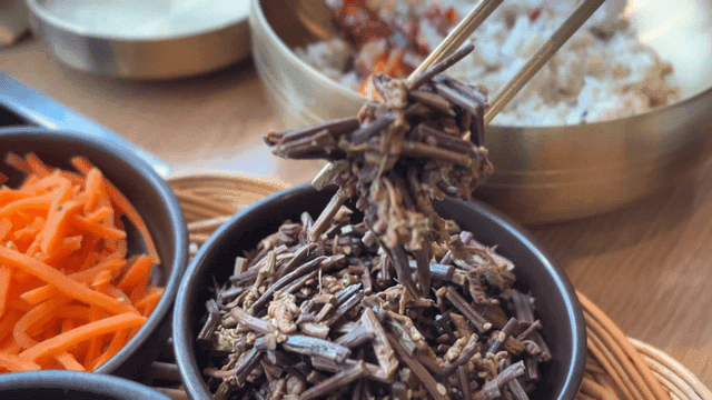 고사리무침을 든 젓가락