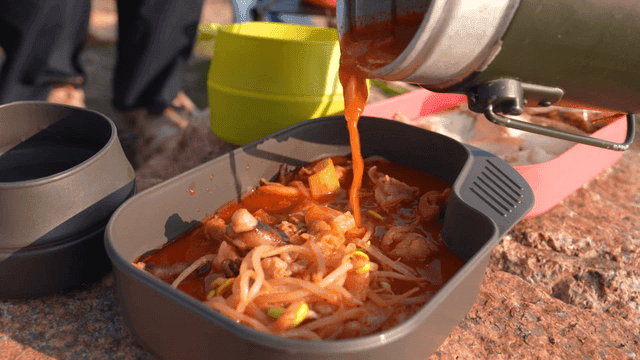 캠핑 플라스틱 그릇에 담긴 매콤한 낙곱새