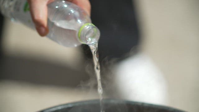 큰 웍에서 센 불로 소스와 고기를 볶는 모습