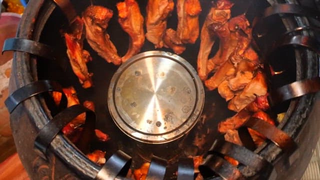 항아리에서 훈연되는 돼지고기