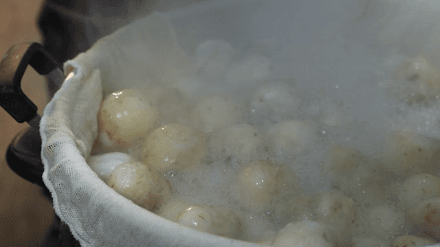 솥 뚜껑을 열자 보이는 익힌 토란