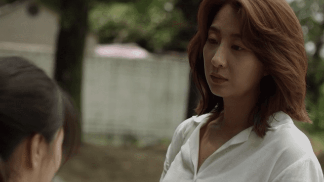 야외에서 누군가와 대화하는 여성