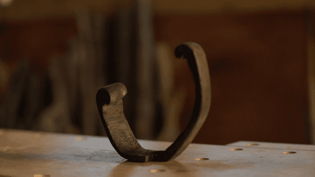 목공 작업대 위 독특한 모양의 나무 조각품