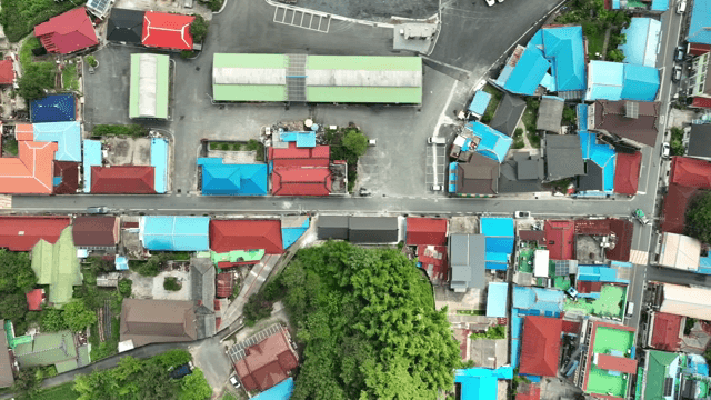 작은 마을의 다채로운 지붕들