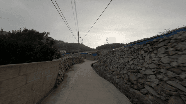 돌담이 있는 조용한 마을 길