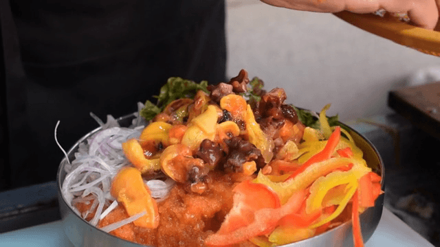 신선한 해산물 비빔밥 준비