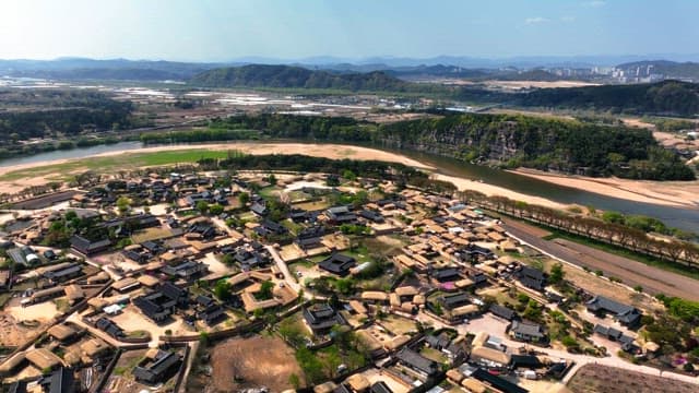 강가에 있는 전통 한옥 마을