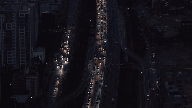 번화한 도시 고속도로의 저녁 교통