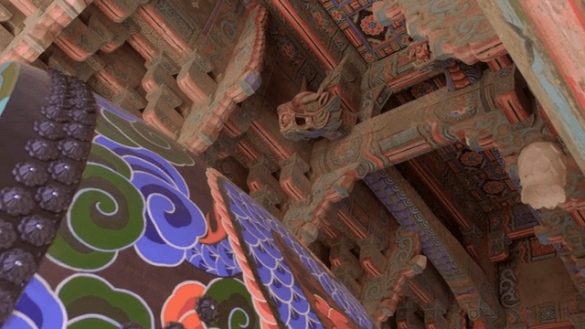 전통 한국 사원의 화려한 천장