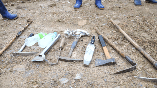 땅에 놓인 채삼 도구들과 물병