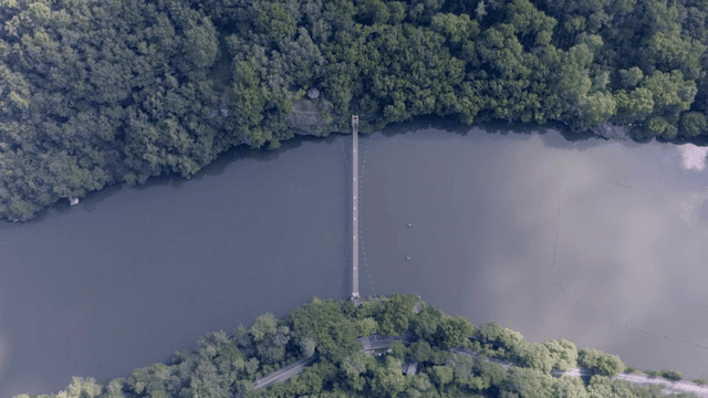 잔잔한 호수 위의 현수교