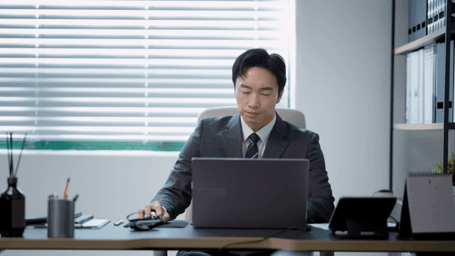 사무실 책상에서 일하는 남자