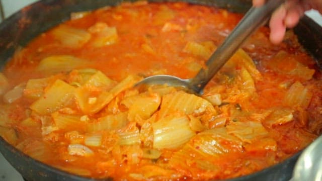 푸짐히 덜어내는 김치 찌개 한 그릇