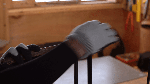 작업장에서 수동 드릴을 돌리는 사람