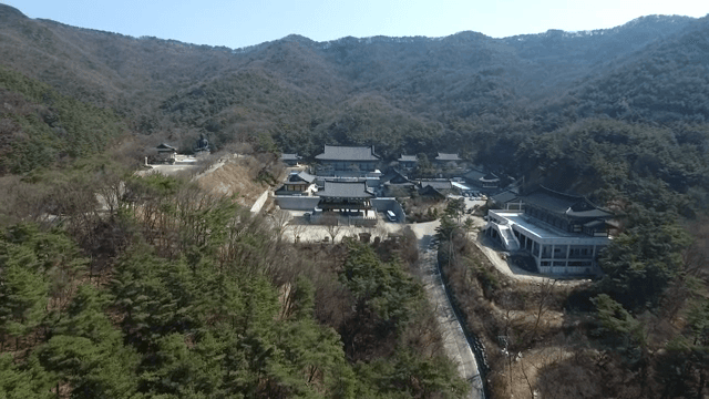 산속에 자리한 전통 사찰