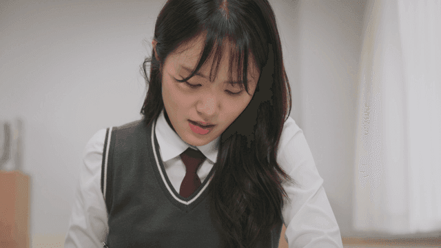 시험 문제를 풀며 초조해하는 학생