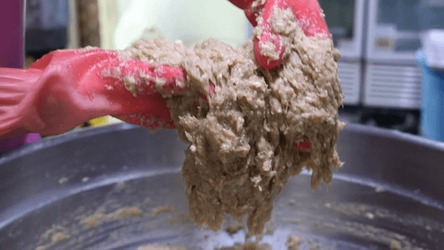 큰 대야에서 만두 소를 만드는 모습